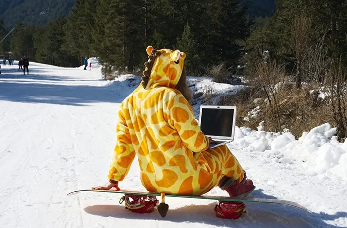 4 Ideas to Help You Save and Make Money While Traveling As a Digital Nomad