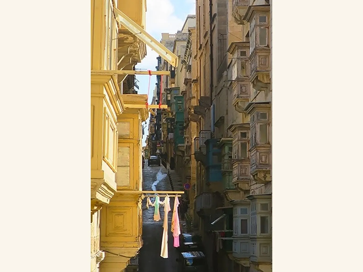 Street alleys in Valletta are so charming.