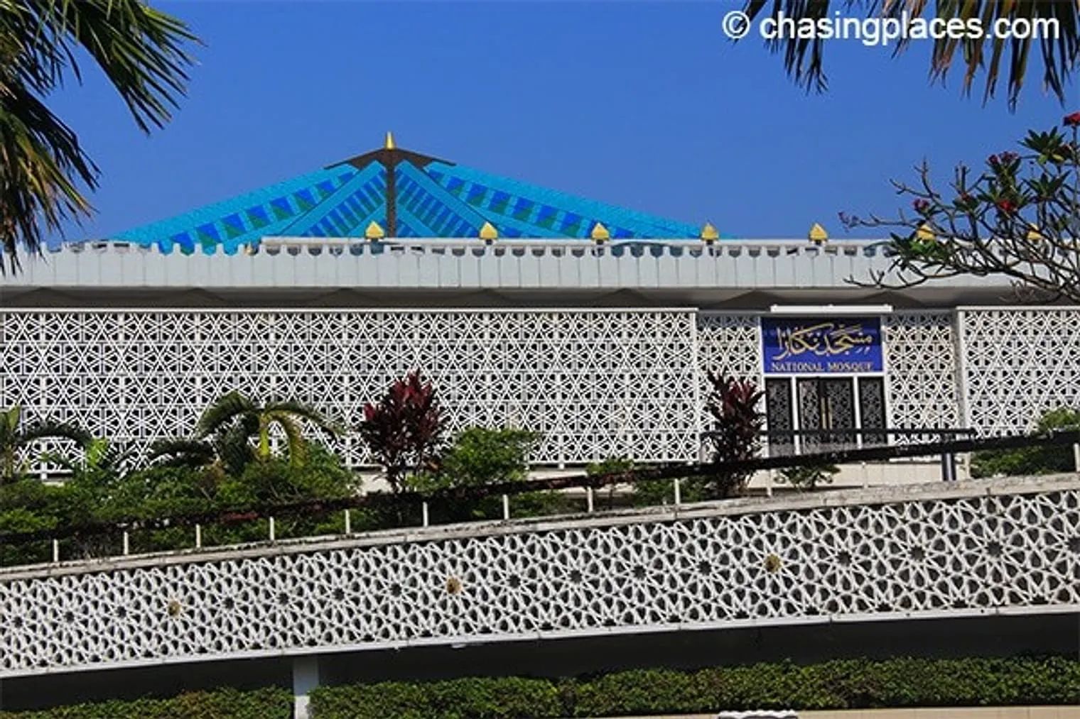 Another view of the National Mosque